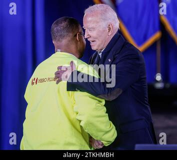 Milwaukee, Usa. Dezember 2023. US-Präsident Joe Biden (R) begrüßt den Geschäftsmann Rashawn Spivey, der am Mittwoch, den 20. Dezember 2023, in der Black Chamber of Commerce in Wisconsin in Milwaukee, Wisconsin, zu sprechen kommt. Biden unternahm in diesem Jahr seine dritte Reise nach Wisconsin, um seine Wirtschaftspolitik hervorzuheben, während er versucht, Unterstützung von kleinen und schwarzen Unternehmern zu erhalten. Foto: Tannen Maury/UPI Credit: UPI/Alamy Live News Stockfoto