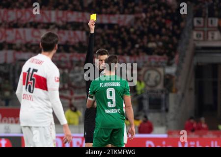 Stuttgart, Deutschland. Dezember 2023. Schiedsrichter Daniel Siebert zeigt Ermedin Demirovic (FC Augsburg, #09) die gelbe Karte VfB Stuttgart vs. FC Augsburg, Fussball, Herren, 1. Bundesliga, 16. Spieltag, Saison 23/24, GER, 20.12.2023, DFL/DFB-VORSCHRIFTEN VERBIETEN JEDE VERWENDUNG VON FOTOGRAFIEN ALS BILDSEQUENZEN UND/ODER QUASI-VIDEO, Foto: Eibner-Pressefoto/Wolfgang Frank Credit: dpa/Alamy Live News Stockfoto