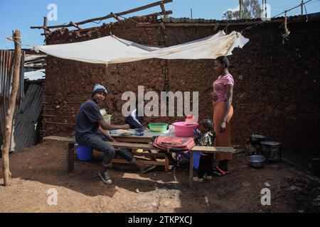 Die Einheimischen nehmen ihr Frühstück in einem offenen Mini-Restaurant in Kibera Slum, Nairobi, ein. Ein Blick durch den Alltag in Kibera, dem heutigen afrikanischen Stadtteil L Stockfoto