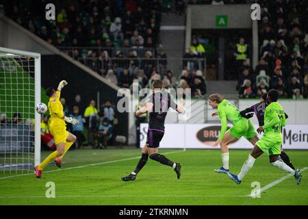 Wolfsburg, Deutschland. Dezember 2023. Fußball: Bundesliga, VfL Wolfsburg - Bayern München, Spieltag 16, Volkswagen Arena. Der Münchner Jamal Musiala (2. Von rechts) erzielt das Tor mit 0:1. Hinweis: Swen Pförtner/dpa – WICHTIGER HINWEIS: gemäß den Vorschriften der DFL Deutscher Fußball-Liga und des DFB Deutscher Fußball-Bundes ist es verboten, im Stadion und/oder des Spiels aufgenommene Fotografien in Form von sequenziellen Bildern und/oder videoähnlichen Fotoserien zu verwenden oder zu nutzen./dpa/Alamy Live News Stockfoto