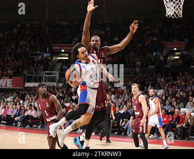 Serge Ibaka (Bayern Basketball, #14) versucht Shane Larkin (Anadolu Efes Istanbul, #0) zu blocken. GER, FC Bayern Basketball vs. Anadolu Efes Istanbul, Basketball, EuroLeague, Saison 2023/2024, 20.12.2023, Foto: Eibner-Pressefoto/Marcel Engelbrecht Stockfoto