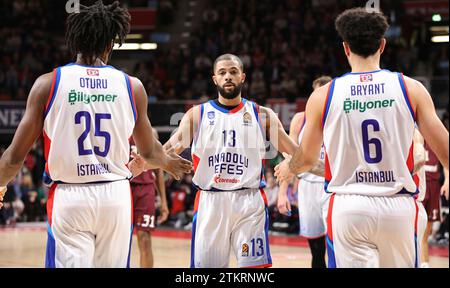 Darius Thompson (Anadolu Efes Istanbul, #13) klatscht mit Dan Oturu (Anadolu Efes Istanbul, #25) und Elijah Bryant (Anadolu Efes Istanbul, #6) ab. GER, FC Bayern Basketball vs. Anadolu Efes Istanbul, Basketball, EuroLeague, Saison 2023/2024, 20.12.2023, Foto: Eibner-Pressefoto/Marcel Engelbrecht Stockfoto