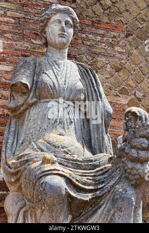 Porträt der römischen Göttin Fortuna Annonaria Statue, am Domus von Fortuna Annonaria in den antiken römischen Dorfruinen von Ostia Antica Stockfoto