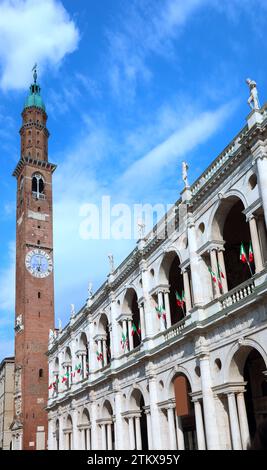 Vicenza, VI, Italien - 1. Juni 2020: Italienische Flaggen und altes Denkmal namens BASILICA PALLADIANA mit Turm und blauem Himmel Stockfoto