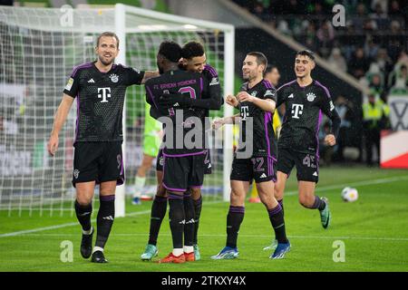 20. Dezember 2023, Niedersachsen, Wolfsburg: Fußball: Bundesliga, VfL Wolfsburg - Bayern München, Spieltag 16, Volkswagen Arena. Der Münchner Jamal Musiala (M) feiert nach seinem Ziel, mit dem Münchner Harry Kane (l-r), dem Münchner Alphonso Davies, dem Münchner Raphael Guerreiro und dem Münchner Aleksandar Pavlovic das 0:1 zu erreichen. Foto: Swen Pförtner/dpa - WICHTIGER HINWEIS: Gemäß den Vorschriften der DFL Deutschen Fußball-Liga und des DFB Deutschen Fußball-Bundes ist es verboten, im Stadion und/oder des Spiels aufgenommene Fotografien in Form von sequenziellen Bildern und/oder Bildsequenzen zu verwenden oder zu verwenden Stockfoto