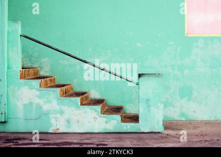 Farbe und Textur eines bahamaischen Ladeneingangs, Eine Treppe, die zu einer grünen Wand führt Stockfoto