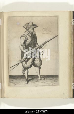 Soldat, der Kruit von seiner Muskete schüttelt (Nr. 19), ca. 1600, 1597 - 1608 Ein Soldat rechts, rechts, der mit beiden Händen eine Muskete (eine bestimmte Schusswaffe) schüttelt, um sie möglicherweise unter der Pfanne (Pulverreservoir) (Nr. 19), ca. 1600. In seiner linken Hand neben dem Verlauf der Muskete, aber auch eine Furke (Muskettengabel) und ein brennender Docht. Platte 19 in der Anleitung für den Umgang mit der Muskete: Shorte Instruction for the Figures, so viel erklärt die richtige Verwendung von Muskett. Teil der Illustrationen in einer englischen Ausgabe von J. de Gheyns Weapons Handelhe: J. de Gheyn, the Stockfoto