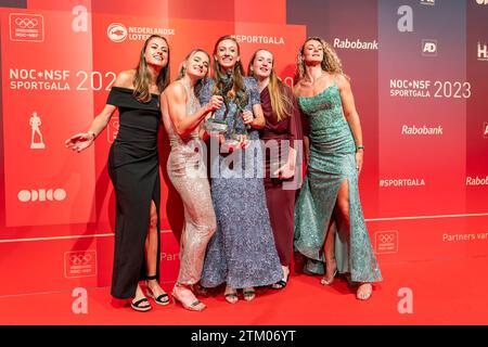 Utrecht, Niederlande. Dezember 2023. UTRECHT, NIEDERLANDE - 20. DEZEMBER: Eveline Saalberg, Laura de Witte, Femke Bol, Cathelijn Peeters und Lieke Klaver während der NOC*NSF Sportgala 2023 bei DeFabrique am 20. Dezember 2023 in Utrecht, Niederlande. (Foto: Joris Verwijst/BSR Agency) Credit: BSR Agency/Alamy Live News Stockfoto
