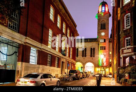 Die Cadogan Hall in der Nacht in London, Großbritannien Stockfoto