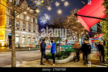 Touristen Shopping am Sloane Square in Christmas London UK Stockfoto