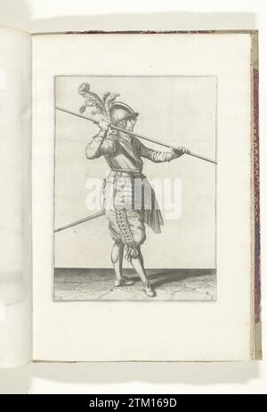 Soldat, der seine Spieße fast waagerecht über der rechten Schulter trägt (Nr. 9), ca. 1600, 1608 Ein Soldat, rechts, der einen Spieß (Lanze) fast waagerecht über der rechten Schulter trägt (Nr. 9), ca. 1600. Seine Hände weit auseinander um den Spieß. Dies ist die zweite Aktion zum Anheben der Spieße an der Schulter und zum horizontalen Tragen. Platte 9 in der Anleitung zum Umgang mit den Spießen: Corte Onderwysinghe auf dem Figuerliicke-Bild - hungernder Pilz bruck, von allen t Teil der Abbildungen in: J. de Gheyn, Waffenhandel von Roers Musquetten and Spiessen, Amsterdam Stockfoto