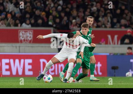 Stuttgart, Deutschland. Dezember 2023. v. li. im Zweikampf Deniz Undav (VfB Stuttgart #26), Arne Engels (FC Augsburg, #27) VfB Stuttgart vs. FC Augsburg, Fussball, Herren, 1. Bundesliga, 16. Spieltag, Saison 23/24, GER, 20.12.2023, DFL/DFB-VORSCHRIFTEN VERBIETEN JEDE VERWENDUNG VON FOTOGRAFIEN ALS BILDSEQUENZEN UND/ODER QUASI-VIDEO, Foto: Eibner-Pressefoto/Wolfgang Frank Credit: dpa/Alamy Live News Stockfoto