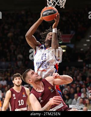 Dan Oturu (Anadolu Efes Istanbul, #25) setzt sich gegen Dino Radoncic (Bayern Basketball, #8) durch. GER, FC Bayern Basketball vs. Anadolu Efes Istanbul, Basketball, EuroLeague, Saison 2023/2024, 20.12.2023, Foto: Eibner-Pressefoto/Marcel Engelbrecht Stockfoto