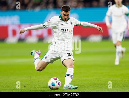 Frankfurt Am Main, Deutschland. Dezember 2023. Joe Scally (Borussia Mönchengladbach, 29) 20.12.2023, Fussball, 1. Bundesliga, Eintracht Frankfurt - Borussia Mönchengladbach, GER, Frankfurt am Main, Deutsche Bank Park, DFL-VORSCHRIFTEN VERBIETEN DIE VERWENDUNG VON FOTOGRAFIEN ALS BILDSEQUENZEN UND/ODER QUASI-VIDEO. Quelle: dpa/Alamy Live News Stockfoto