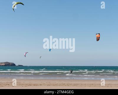 Kitesurfer im Meer mit Insel in der Stadt Essaouira, der „windigen Stadt“, Marokko. Dezember 2023 Stockfoto