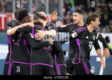 Wolfsburg, Deutschland. Dezember 2023. Fußball: Bundesliga, VfL Wolfsburg - Bayern München, Spieltag 16, Volkswagen Arena. Die Münchner feiern nach dem 0:2 Tor. Hinweis: Swen Pförtner/dpa – WICHTIGER HINWEIS: gemäß den Vorschriften der DFL Deutscher Fußball-Liga und des DFB Deutscher Fußball-Bundes ist es verboten, im Stadion und/oder des Spiels aufgenommene Fotografien in Form von sequenziellen Bildern und/oder videoähnlichen Fotoserien zu verwenden oder zu nutzen./dpa/Alamy Live News Stockfoto