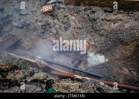 Wasseraustritt in kaputten alten Rohren der Heizungsanlage. Stockfoto