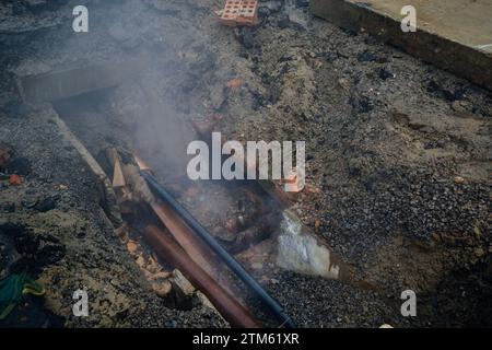Wasseraustritt in kaputten alten Rohren der Heizungsanlage. Stockfoto