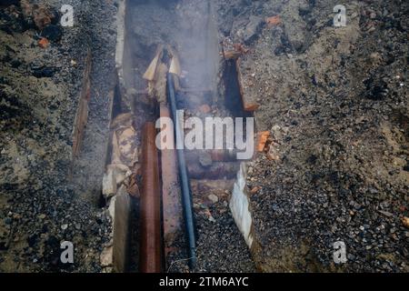 Wasseraustritt in kaputten alten Rohren der Heizungsanlage. Stockfoto