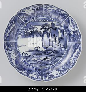 Untertasse mit Wasserlandschaft und Paneeldekoration mit Landschaften, anonym, ca. 1680 - ca. 1700 Porzellanuntertasse mit gelapptem Rand, in Unterlazblau bemalt. Auf der Ebene ein Medaillon mit einer Flusslandschaft mit einer Person auf einer Brücke, Pavillons, Bäumen und Bergen. Die Mauer ist in acht Abteilungen unterteilt, in denen sich eine Flusslandschaft mit Pavillons, Bäumen und Bergen abwechselnd befindet; zwei Vögel auf einem Felsen mit blühenden Pflanzen oder fliegende Vögel in einem Felsen mit blühenden Pflanzen, Bäumen und Bergen. Die Außenwand mit einem durchgehenden Lotusgetränk. Mit 'Fuku' in einem Quadrat markiert. Drei Prenes auf dem Boden Stockfoto