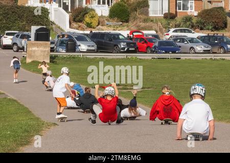 England, West Sussex, Worthing, Gruppe der Kinder Skaten in Lancing Stockfoto