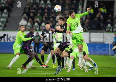 Wolfsburg, Deutschland. Dezember 2023. Fußball: Bundesliga, VfL Wolfsburg - Bayern München, Spieltag 16, Volkswagen Arena. Wolfsburgs Joakim Maehle (r) spielt gegen den Münchner Thomas Müller. Hinweis: Swen Pförtner/dpa – WICHTIGER HINWEIS: gemäß den Vorschriften der DFL Deutscher Fußball-Liga und des DFB Deutscher Fußball-Bundes ist es verboten, im Stadion und/oder des Spiels aufgenommene Fotografien in Form von sequenziellen Bildern und/oder videoähnlichen Fotoserien zu verwenden oder zu nutzen./dpa/Alamy Live News Stockfoto