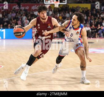 ZWEIKAMPF zwischen Leandro Bolmaro (Bayern Basketball, #10) und Shane Larkin (Anadolu Efes Istanbul, #0). GER, FC Bayern Basketball vs. Anadolu Efes Istanbul, Basketball, EuroLeague, Saison 2023/2024, 20.12.2023, Foto: Eibner-Pressefoto/Marcel Engelbrecht Stockfoto