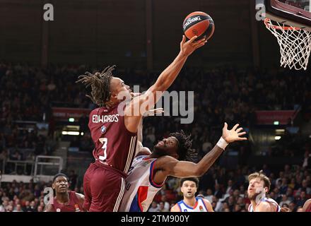 Dan Oturu (Anadolu Efes Istanbul, #25) kann Carsen Edwards (Bayern Basketball, #3) nicht am Wurf hindern. GER, FC Bayern Basketball vs. Anadolu Efes Istanbul, Basketball, EuroLeague, Saison 2023/2024, 20.12.2023, Foto: Eibner-Pressefoto/Marcel Engelbrecht Stockfoto