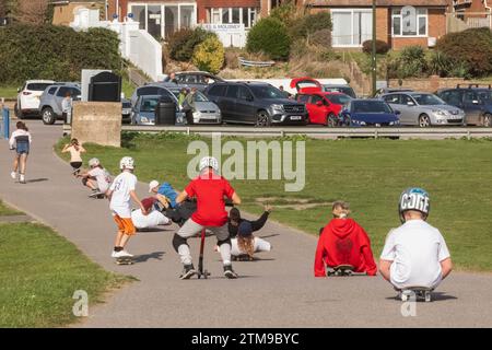 England, West Sussex, Worthing, Gruppe der Kinder Skaten in Lancing Stockfoto