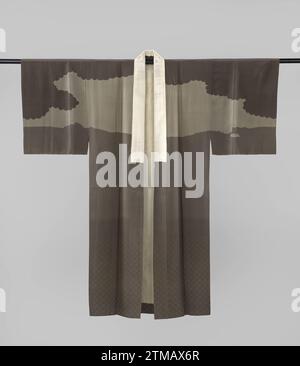 Männer Nagajuban mit Liebespaar im Schnee, 1920 - 1940 Snipanono (Nagajuban) für einen Mann mit einer Dekoration auf der Rückseite einer Show eines jungen Paares, das unter einem Regenschirm in einer Schneelandschaft mit einer Weide, Bambus und zwei Mandarinen im Wasser läuft, umgeben von Wolken auf der Spitze. Wahrscheinlich inspiriert von einem Druck aus Harunobu. Die beiden Enten sind ein Symbol des Glaubens. Der untere Teil der Rückseite weist ein Muster der Zeichen „Fuku“ („Glück“) und „Kotobuki“ („lang Leben“) auf. Braune Seide mit schablonierten Yuzen-Dekorationen. Weißes Seidenfutter. Japanische Seidenmalerei Snipanono (Nagajuban) für eine Mutter Stockfoto