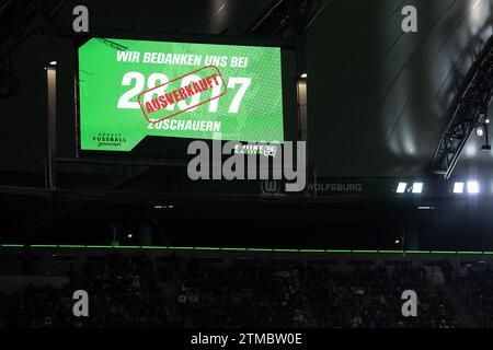 Wolfsburg, Deutschland. Dezember 2023. Fußball: Bundesliga, VfL Wolfsburg - Bayern München, Spieltag 16, Volkswagen Arena. Ansicht des Anzeigers mit den offiziellen Anwesenheitszahlen. Hinweis: Swen Pförtner/dpa – WICHTIGER HINWEIS: gemäß den Vorschriften der DFL Deutscher Fußball-Liga und des DFB Deutscher Fußball-Bundes ist es verboten, im Stadion und/oder des Spiels aufgenommene Fotografien in Form von sequenziellen Bildern und/oder videoähnlichen Fotoserien zu verwenden oder zu nutzen./dpa/Alamy Live News Stockfoto