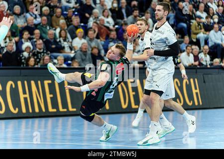 Kiel, Deutschland. Dezember 2023. Wurf/Tor Justus Fischer (TSV Hannover-Burgdorf, #54) GER, THW Kiel vs. TSV Hannover-Burgdorf, Handball, Bundesliga, Spieltag 18, Saison 2023/2024, 20.12.2023 Foto: Eibner-Pressefoto/Marcel von Fehrn Credit: dpa/Alamy Live News Stockfoto