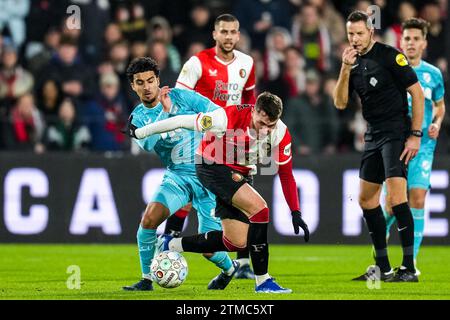 Rotterdam, Niederlande. Dezember 2023. Rotterdam: Zidane Iqbal vom FC Utrecht und Santiago Gimenez von Feyenoord während des Spiels zwischen Feyenoord und FC Utrecht im Stadion Feijenoord de Kuip am 20. Dezember 2023 in Rotterdam, Niederlande. Credit: Box to Box Pictures/Alamy Live News Stockfoto