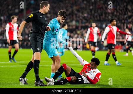 Rotterdam, Niederlande. Dezember 2023. Rotterdam - Souffian El Karouani vom FC Utrecht und Javairo Dilrosun von Feyenoord während des Spiels zwischen Feyenoord und FC Utrecht im Stadion Feijenoord de Kuip am 20. Dezember 2023 in Rotterdam, Niederlande. Credit: Box to Box Pictures/Alamy Live News Stockfoto