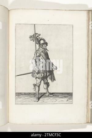 Soldat, der seine Spieße mit der rechten Hand aufrecht in der Schüssel seines rechten Arms hält (Nr. 4), ca. 1600, 1597 - 1607 Ein Soldat, rechts, der einen Spion (Lans) mit der rechten Hand aufrecht in der Schüssel seines rechten Arms (Nr. 4) hält, ca. 1600. Dies ist die dritte Aktion für den Aufstieg der Spieße. Platte 4 in der Anleitung zum Umgang mit den Spießen: Corte Onderwysinghe auf dem Figuerliicke-Bild, interessierter t'recht ghebruyck, Van Al t'ghene ist ein Soldaet Int Act der Spione Emergency. Teil der Illustrationen in: J. de Gheyn, Waffenhandel von Roers Musquetten and Spiessen, The Stockfoto