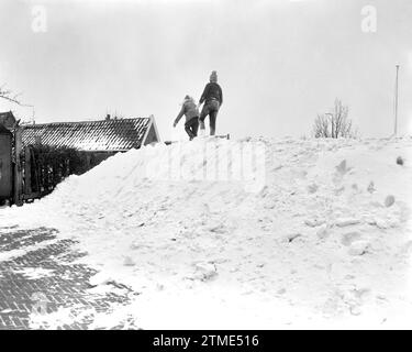 Kinder spielen im Schnee in Monnikendam CA. Januar 1963 Stockfoto