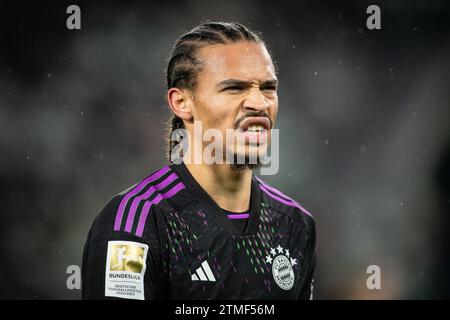 Wolfsburg, Deutschland. Dezember 2023. Fußball: Bundesliga, VfL Wolfsburg - Bayern München, Spieltag 16, Volkswagen Arena. Der Münchner Leroy Sané reagiert. Hinweis: Swen Pförtner/dpa – WICHTIGER HINWEIS: gemäß den Vorschriften der DFL Deutscher Fußball-Liga und des DFB Deutscher Fußball-Bundes ist es verboten, im Stadion und/oder des Spiels aufgenommene Fotografien in Form von sequenziellen Bildern und/oder videoähnlichen Fotoserien zu verwenden oder zu nutzen./dpa/Alamy Live News Stockfoto