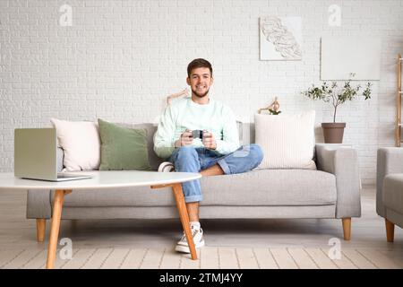 Junger bärtiger Mann, der zu Hause Videospiele spielt Stockfoto