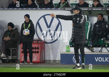 Wolfsburg, Deutschland. Dezember 2023. Fußball: Bundesliga, VfL Wolfsburg - Bayern München, Spieltag 16, Volkswagen Arena. Münchner Trainer Thomas Tuchel gestikuliert. Hinweis: Swen Pförtner/dpa – WICHTIGER HINWEIS: gemäß den Vorschriften der DFL Deutscher Fußball-Liga und des DFB Deutscher Fußball-Bundes ist es verboten, im Stadion und/oder des Spiels aufgenommene Fotografien in Form von sequenziellen Bildern und/oder videoähnlichen Fotoserien zu verwenden oder zu nutzen./dpa/Alamy Live News Stockfoto