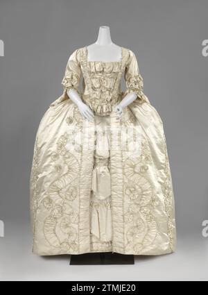 Sack-back-Kleid (französisches Kleid), Anonym, ca. 1760 - C. 1765 cremefarbene Seide, bestehend aus einem Overjapon (A) und einem Rock (B), verziert mit zerknitterten Streifen von Ditto-Seiten, die mit schmalen Passagen und hellblauen Seidenschlaufen verziert sind. Niederlande (möglicherweise) ganz: Seide. Futter: Leinen (Material). Passage:. Cremefarbene Seide, bestehend aus einem Overjapon (A) und einem Rock (B), der mit zerknitterten Streifen von Ditto-Seiten verziert ist, mit schmalen Passagen und hellblauen Seidenschlaufen. Niederlande (möglicherweise) ganz: Seide. Futter: Leinen (Material). Passage:. Stockfoto