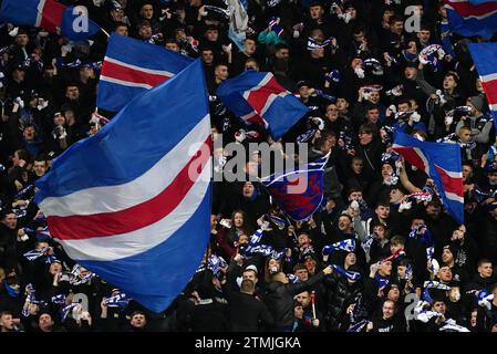 Die Fans der Rangers zeigen ihre Unterstützung beim Cinch Premiership-Spiel im Ibrox Stadium in Glasgow. Bilddatum: Mittwoch, 20. Dezember 2023. Stockfoto