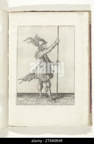 Soldat, nach links gedreht, der seine Spieße mit beiden Händen aufrecht vor sich hält, leicht über dem Boden (Nr. 6), ca. 1600, 1608 Ein Soldat, rechts, der einen Spieß (Lanze) mit beiden Händen aufrecht vor sich hält, etwas über dem Boden (Nr. 6), ca. 1600. Dies ist die zweite Maßnahme für den direkten Zugang zum Boden des Spießes. Platte 6 in der Anleitung zur Handhabung der Spieße: Corte Onderwysinghe auf der Figuerliicke Bild Hende Joker Buckruck, von allem T Teil der Abbildungen in: J. de Gheyn, Waffenhandel von Roers Musquetten and Spiessen, Amsterdam, 1608. War Award Stockfoto