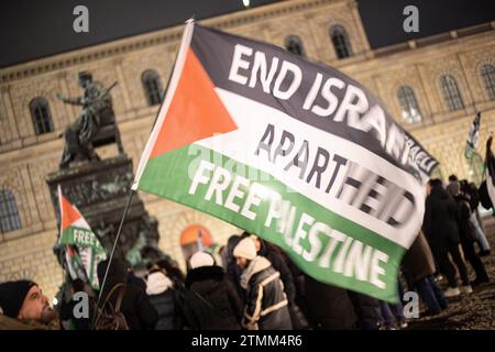 München, Deutschland. Dezember 2023. Palästina spricht, denn jeden mittwoch organisierte eine Kundgebung in München am 20. Dezember 2023. Ihre Forderungen: " Stoppt den Völkermord " und " beendet die israelische Apartheid ". (Foto: Alexander Pohl/SIPA USA) Credit: SIPA USA/Alamy Live News Stockfoto