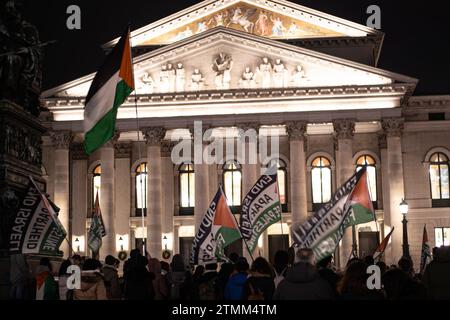 München, Deutschland. Dezember 2023. Palästina spricht, denn jeden mittwoch organisierte eine Kundgebung in München am 20. Dezember 2023. Ihre Forderungen: " Stoppt den Völkermord " und " beendet die israelische Apartheid ". (Foto: Alexander Pohl/SIPA USA) Credit: SIPA USA/Alamy Live News Stockfoto