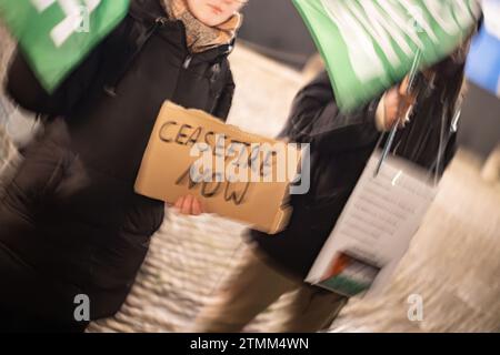 München, Deutschland. Dezember 2023. Palästina spricht, denn jeden mittwoch organisierte eine Kundgebung in München am 20. Dezember 2023. Ihre Forderungen: " Stoppt den Völkermord " und " beendet die israelische Apartheid ". (Foto: Alexander Pohl/SIPA USA) Credit: SIPA USA/Alamy Live News Stockfoto