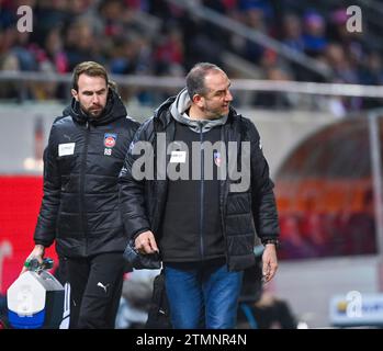 Heidenheim, Deutschland. Dezember 2023. Frank Schmidt (1. FC Heidenheim, Chef-Trainer) beim Coaching, GER, 1. FC Heidenheim vs. SC Freiburg, Sport, Fussball, Herren, Bundesliga, 16. Spieltag, Spielzeit 2023/2024, 20.12.2023, (DFL-VORSCHRIFTEN VERBIETEN JEDE VERWENDUNG VON FOTOGRAFIEN ALS BILDSEQUENZEN UND/ODER QUASI-VIDEO) Foto: Eibner-Pressefoto/Silas Schueller Credit: dpa/Alamy Live News Stockfoto