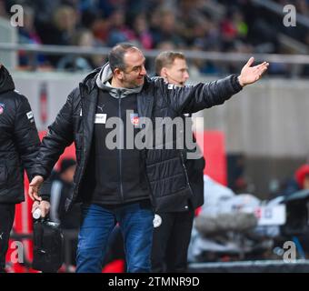 Heidenheim, Deutschland. Dezember 2023. Frank Schmidt (1. FC Heidenheim, Chef-Trainer) beim Coaching, GER, 1. FC Heidenheim vs. SC Freiburg, Sport, Fussball, Herren, Bundesliga, 16. Spieltag, Spielzeit 2023/2024, 20.12.2023, (DFL-VORSCHRIFTEN VERBIETEN JEDE VERWENDUNG VON FOTOGRAFIEN ALS BILDSEQUENZEN UND/ODER QUASI-VIDEO) Foto: Eibner-Pressefoto/Silas Schueller Credit: dpa/Alamy Live News Stockfoto