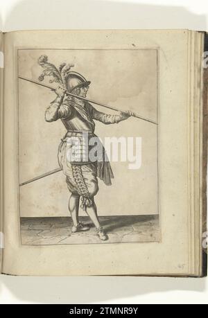 Soldat, der seine Spieße fast waagerecht über der rechten Schulter trägt (Nr. 9), ca. 1600, 1597 - 1608 Ein Soldat, rechts, der einen Spieß (Lanze) fast waagerecht über der rechten Schulter trägt (Nr. 9), ca. 1600. Seine Hände weit auseinander um den Spieß. Dies ist die zweite Aktion zum Anheben der Spieße an der Schulter und zum horizontalen Tragen. Platte 9 in der Anleitung für den Umgang mit den Spießen: Schriftliche Anweisungen über die Gegenspieler, über den richtigen Gebrauch oder alles, was ein Seelendiger im Umgang mit dem Hecht wissen muss. Teil der Illustrationen in einem Engli Stockfoto