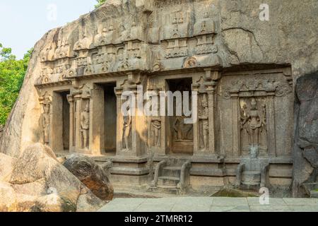 Thirumoorthi Stein geschnitzter Höhlentempel mit antiken Statuen Dekoration, Mahabalipuram, Tondaimandalam Region, Tamil Nadu, Südindien Stockfoto