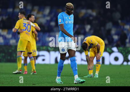 Victor Osimhen vom SSC Napoli am Ende des Italienpokalspiels zwischen dem SSC Napoli und Frosinone Calcio im Diego Armando Maradona Stadion in Neapel (Italien) am 19. Dezember 2023. Stockfoto